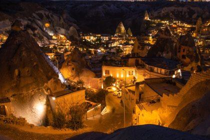 découvrez les habitations troglodytes, un fascinant témoignage de l'ingéniosité humaine à travers les âges. explorez l'histoire, l'architecture et les modes de vie uniques de ces logements creusés dans la roche, qui offrent un aperçu captivant des civilisations passées.