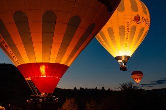 découvrez la cappadoce, une région magique de turquie célèbre pour ses paysages surréalistes, ses églises rupestres et ses cheminées de fées. explorez ses vallées époustouflantes, admirez les montgolfières colorées au lever du soleil et immergez-vous dans la richesse de son histoire et de sa culture. parfait pour les aventuriers et les rêveurs!