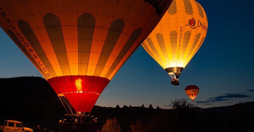 découvrez la cappadoce, une région magique de turquie célèbre pour ses paysages surréalistes, ses églises rupestres et ses cheminées de fées. explorez ses vallées époustouflantes, admirez les montgolfières colorées au lever du soleil et immergez-vous dans la richesse de son histoire et de sa culture. parfait pour les aventuriers et les rêveurs!