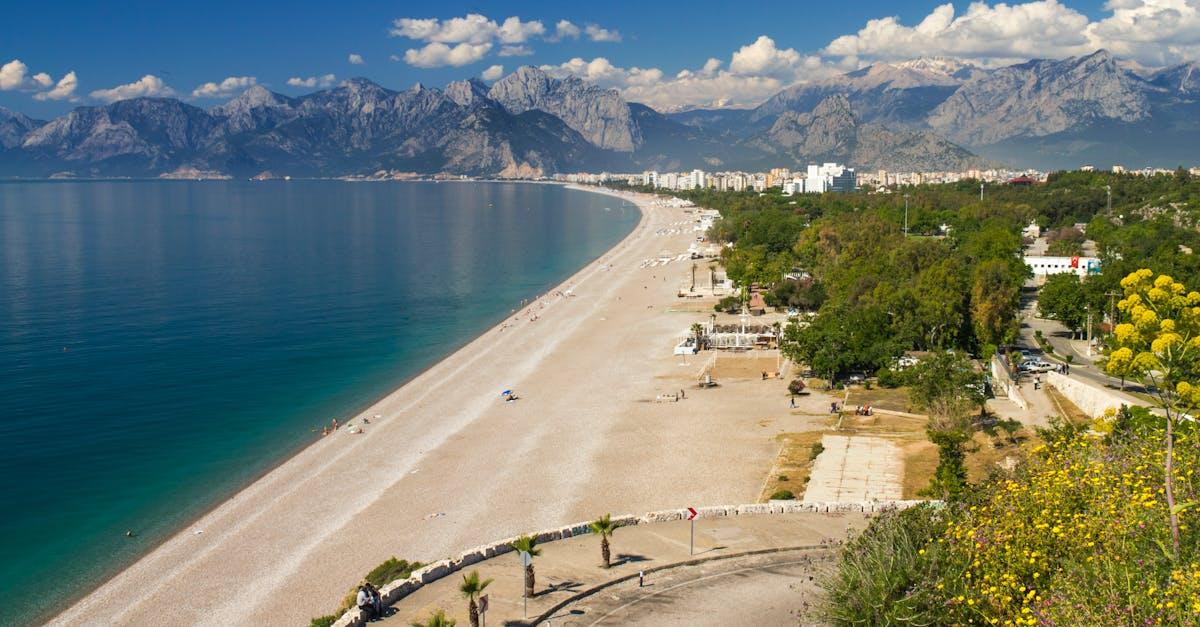 découvrez antalya, la perle de la riviera turque, offrant des plages ensoleillées, une riche histoire, et une cuisine délicieuse. explorez ses sites antiques, flânez dans ses marchés colorés et vivez des vacances inoubliables au coeur de la nature méditerranéenne.