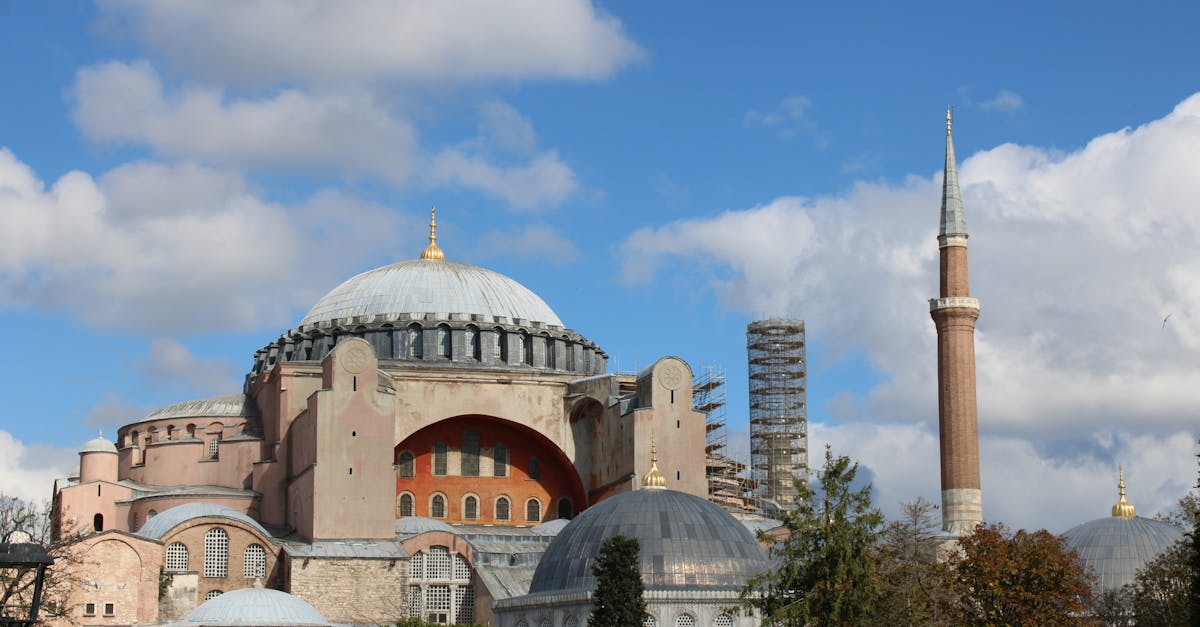 découvrez l'ayasofya, un chef-d'œuvre architectural situé à istanbul, célébré pour sa majesté historique et son riche patrimoine culturel. explorez ses mosaïques éblouissantes, ses dômes impressionnants et son rôle unique dans l'histoire du christianisme et de l'islam.