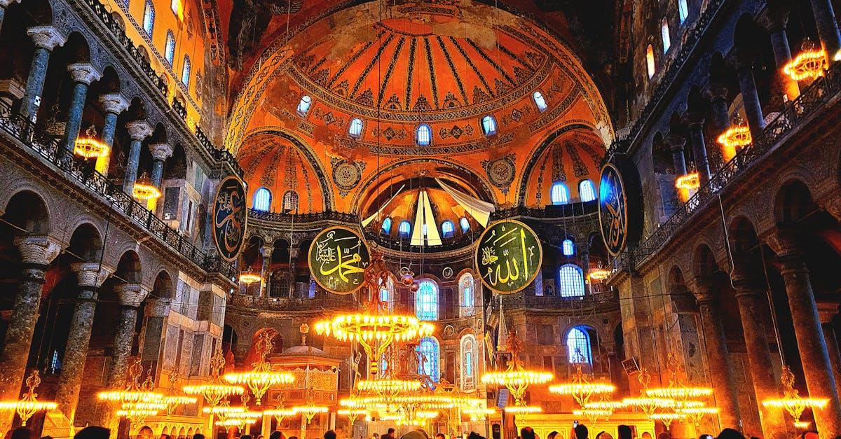 découvrez ayasofya, un chef-d'œuvre architectural situé à istanbul, célèbre pour son impressionnante coupole et ses mosaïques byzantines. plongez dans l'histoire fascinante de ce monument emblématique qui a traversé les siècles, servant tour à tour de cathédrale, mosquée et musée.