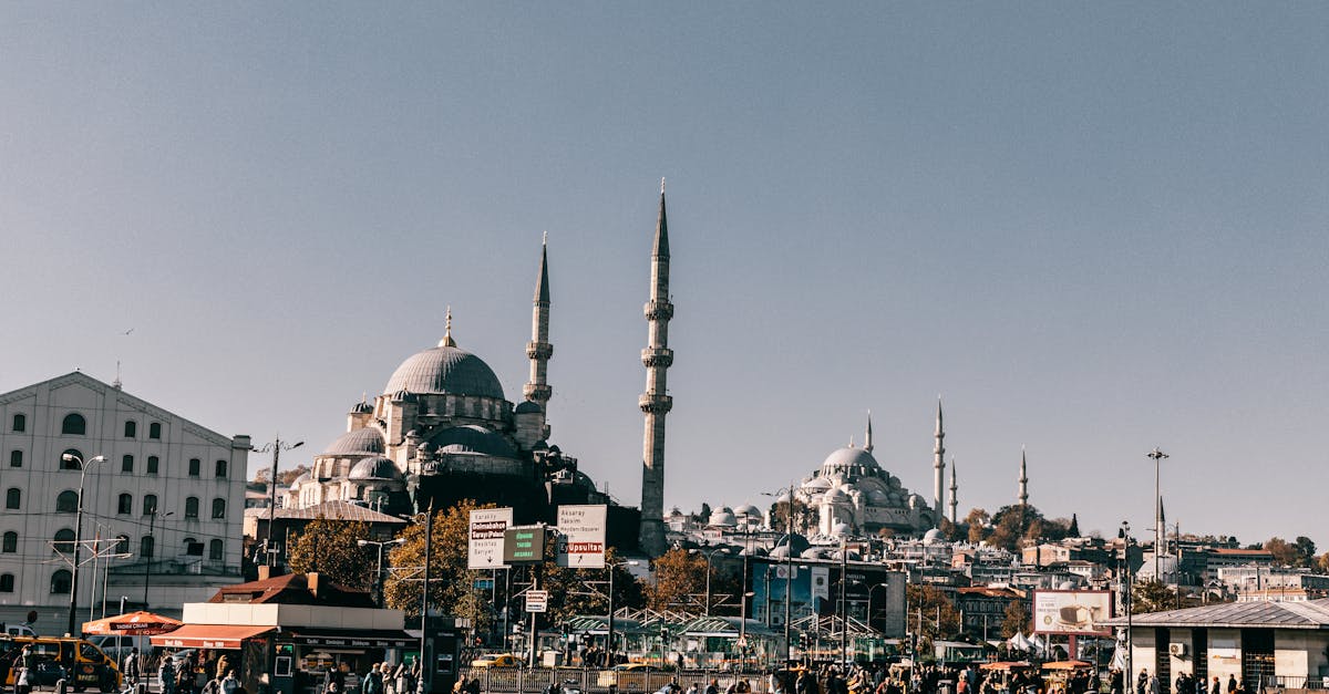 découvrez la beauté envoûtante de la mosquée bleue, un chef-d'œuvre architectural d'istanbul, célèbre pour ses six minarets, ses superbes mosaïques et son ambiance spirituelle unique. plongez dans l'histoire et la culture de la turquie à travers ce monument emblématique.