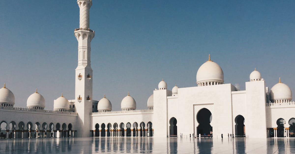 découvrez la majesté de la mosquée bleue, un chef-d'œuvre architectural d'istanbul, célèbre pour ses magnifiques mosaïques et ses six minarets. plongez dans l'histoire et la culture turque en visitant ce symbole de la ville.