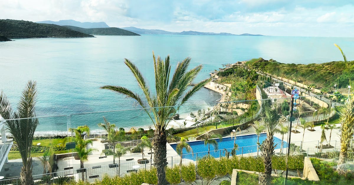 découvrez bodrum, une station balnéaire pittoresque de la côte turque, célèbre pour ses plages de sable fin, sa vie nocturne animée et ses sites historiques fascinants. partez à l'aventure dans ce paradis méditerranéen et explorez ses charmantes ruelles, ses restaurants raffinés et ses boutiques artisanales.