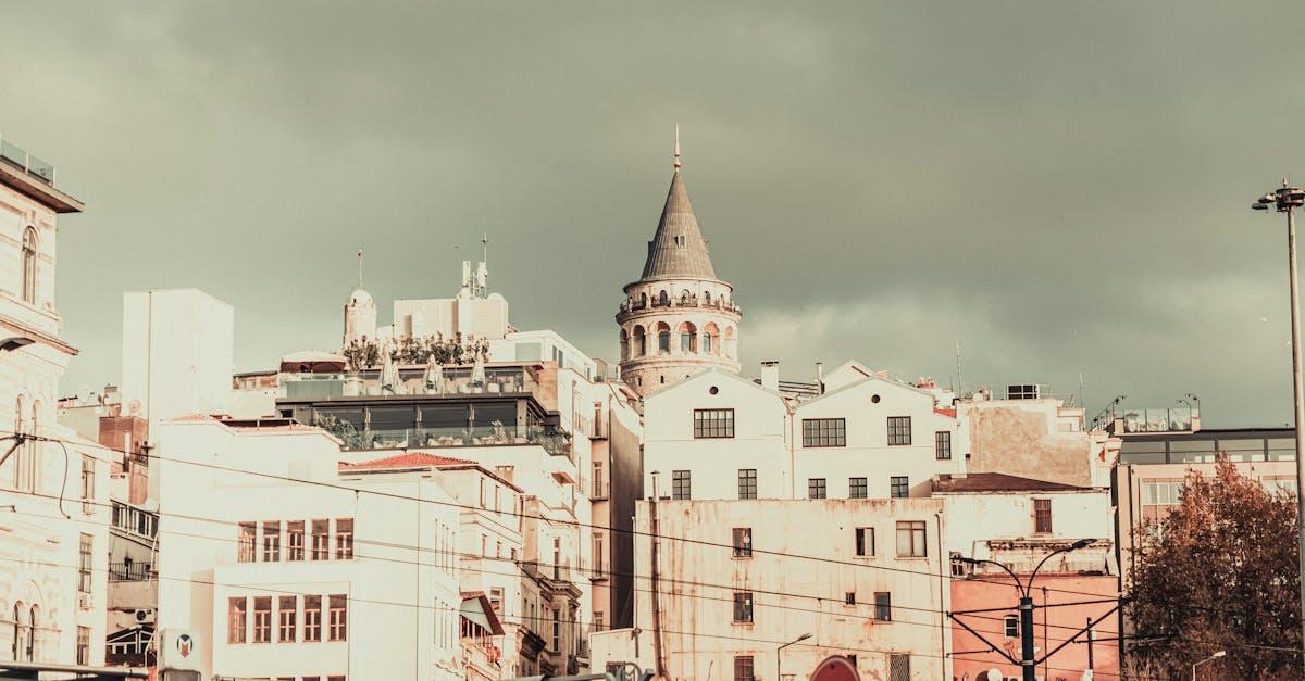 découvrez la beauté envoûtante du bosphore, un passage mythique entre l'orient et l'occident. explorez ses paysages époustouflants, sa riche histoire et sa culture vibrante qui fascinent tant de voyageurs. plongez dans l'ambiance unique de cette voie navigable emblématique d'istanbul.