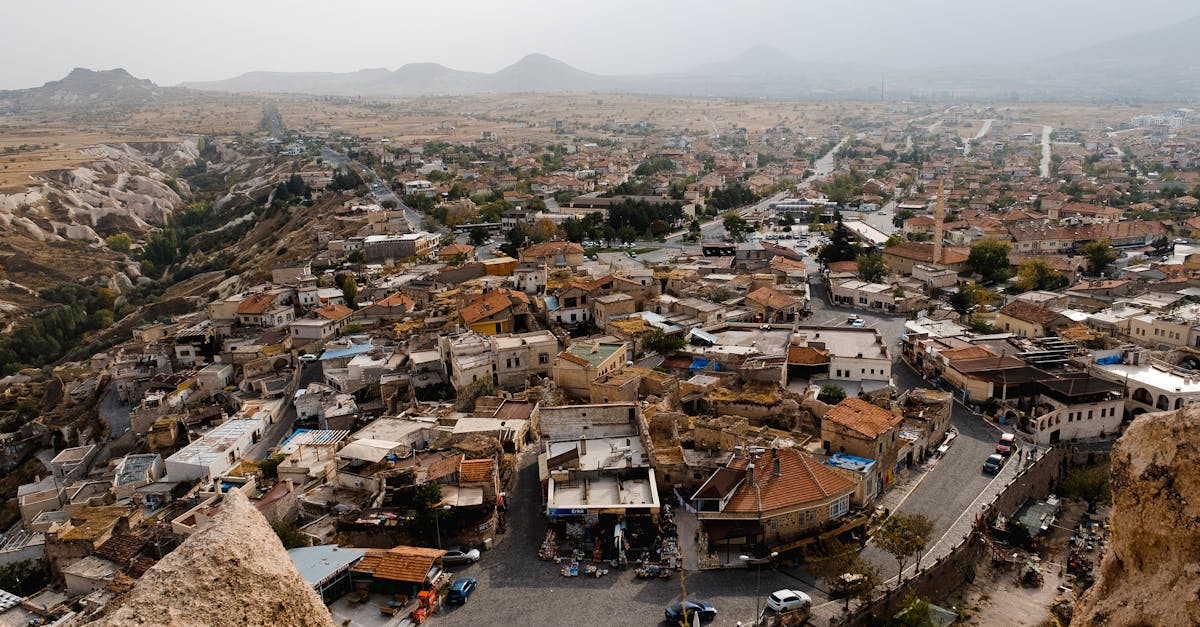 découvrez la cappadoce, une région magique de la turquie célèbre pour ses formations rocheuses uniques, ses cheminées de fées, ses villes souterraines et ses montgolfières colorées. explorez ses paysages enchanteurs, son riche patrimoine culturel et ses activités inoubliables au cœur de la nature.