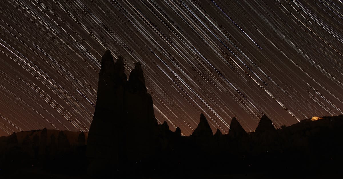 découvrez la merveilleuse cappadoce, une région féerique de la turquie célèbre pour ses paysages lunaires, ses cheminées de fées et ses impressionnantes villes souterraines. explorez ses panoramas époustouflants en montgolfière et plongez dans l'histoire fascinante de ses monastères troglodytes.