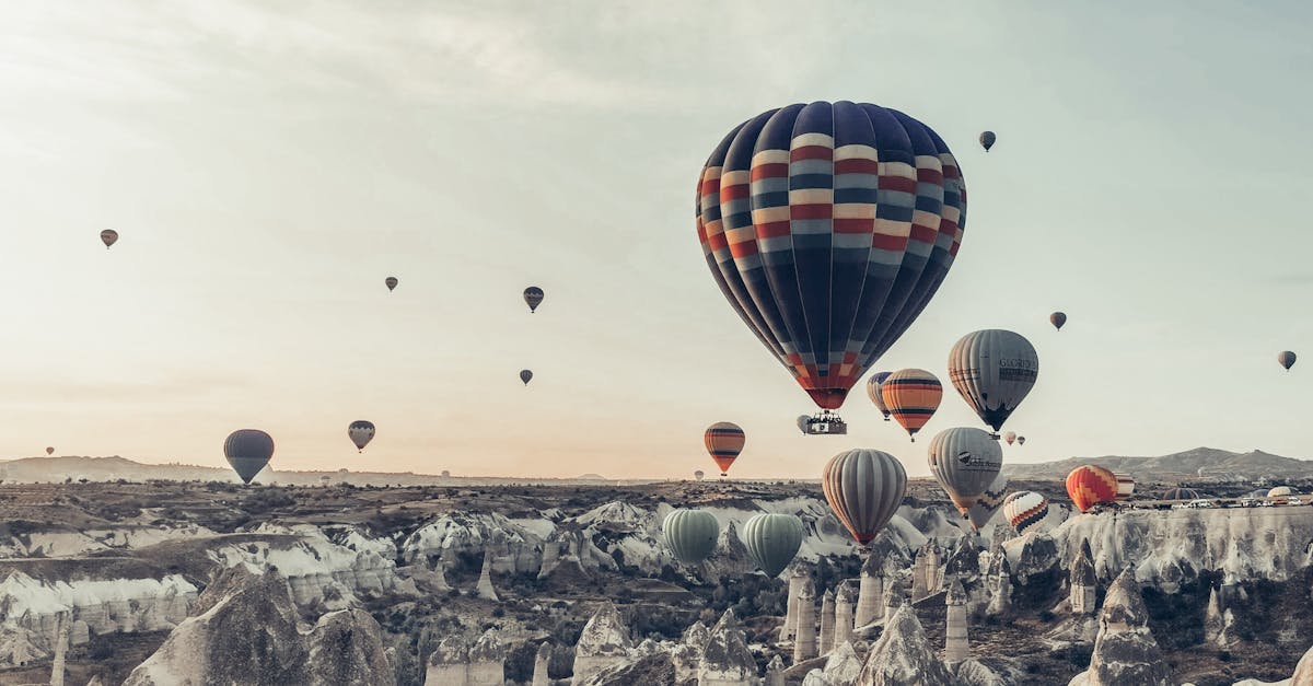 découvrez la cappadoce, une région envoûtante de la turquie célèbre pour ses paysages féeriques, ses cheminées de fées uniques et ses villes souterraines fascinantes. explorez des montgolfières colorées flottant au-dessus de ses vallées pittoresques, tout en plongeant dans l'histoire et la culture riche de cette destination incontournable.