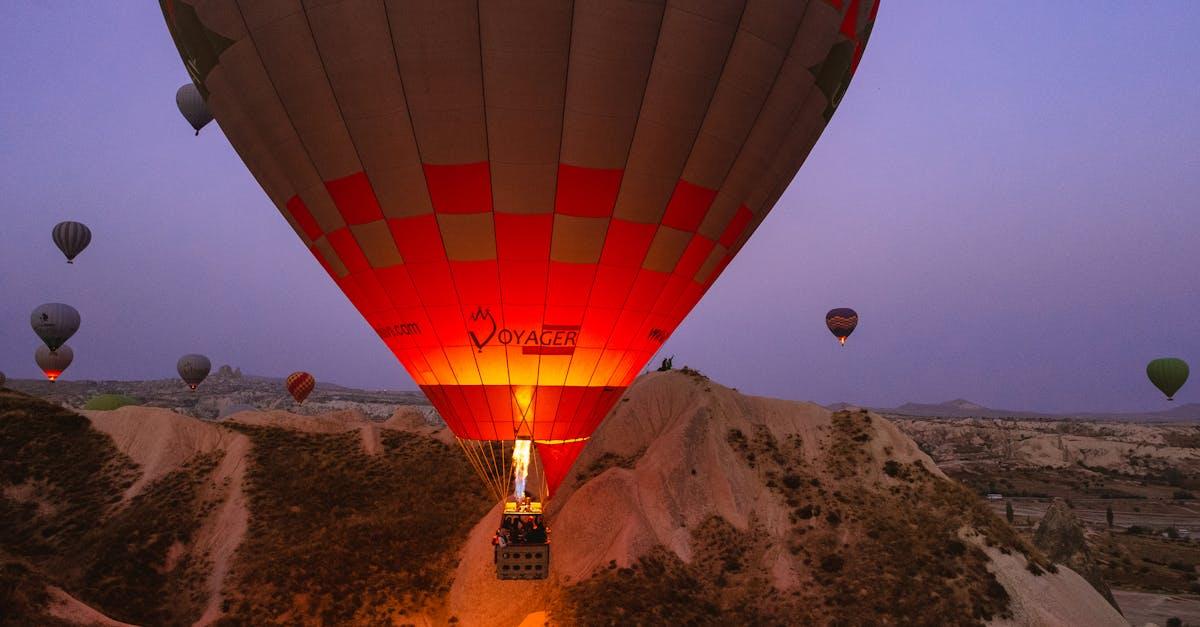 découvrez la cappadoce, une région magique de la turquie, célèbre pour ses paysages féériques, ses formations rocheuses uniques et ses impressionnantes églises troglodytes. partez à l'aventure en montgolfière au lever du soleil et explorez les villes souterraines fascinantes de cette destination incontournable.