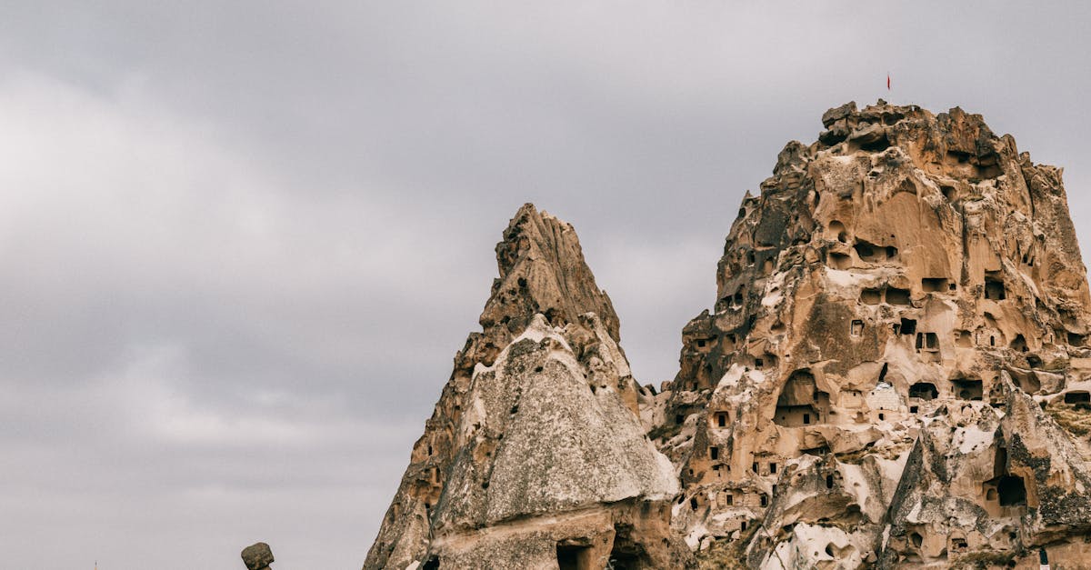 découvrez l'univers fascinant des habitations troglodytiques, où l'architecture et la nature se rencontrent pour créer des refuges uniques. explorez l'histoire, les caractéristiques et le mode de vie dans ces demeures sculptées dans la roche.