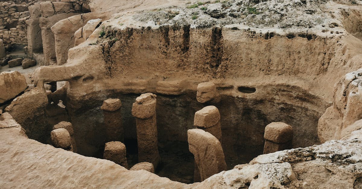 découvrez göbekli tepe, un site archéologique fascinant en turquie, considéré comme l'un des plus anciens lieux de culte au monde. plongez dans l'histoire de cette mystérieuse structure préhistorique qui remet en question nos connaissances sur les civilisations anciennes et l'émergence de la vie sédentaire.