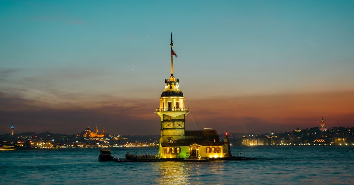 découvrez le golden horn, une magnifique baie à istanbul, connue pour son paysage pittoresque, ses activités nautiques et son ambiance vibrante. explorez ses rives animées, savourez la cuisine locale et plongez dans l'histoire riche de cette destination incontournable.