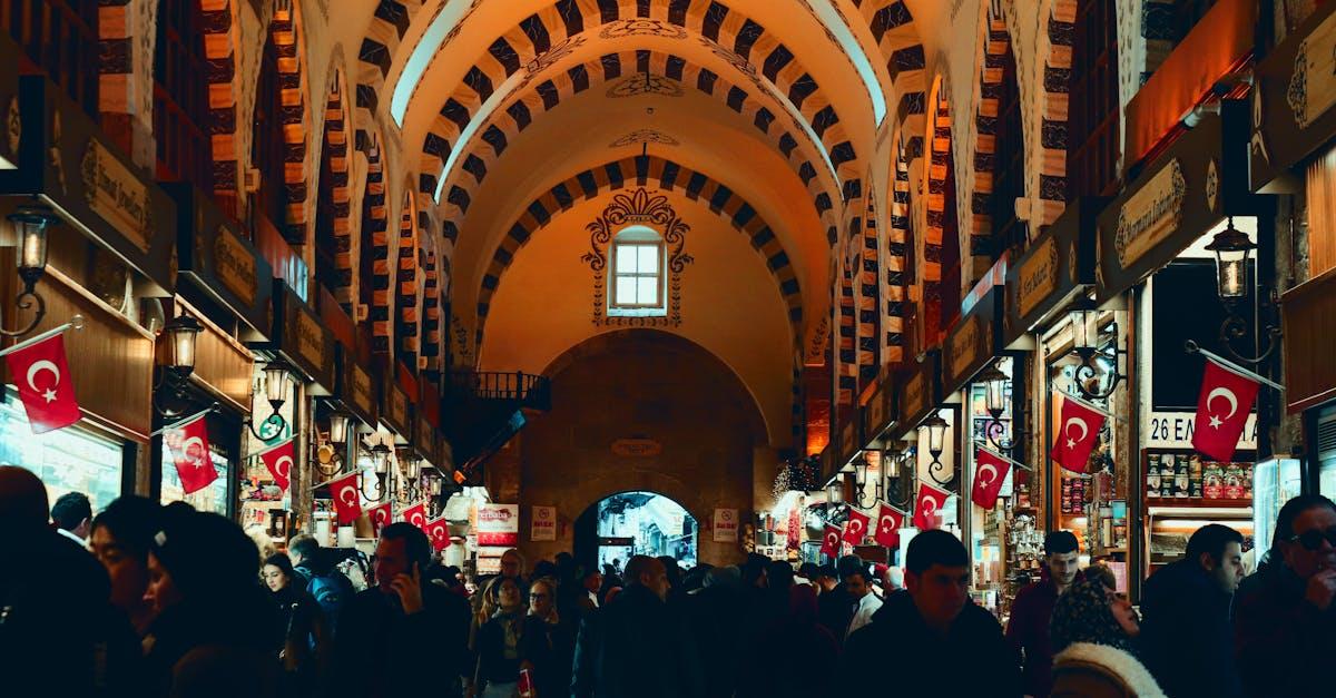 découvrez le grand bazaar, un véritable labyrinthe de couleurs et de saveurs où l'orient se mêle à la modernité. explorez des centaines de boutiques proposant artisanat, textiles, épices et souvenirs uniques. plongez dans cette expérience culturelle enrichissante au cœur d'un des marchés les plus emblématiques du monde.