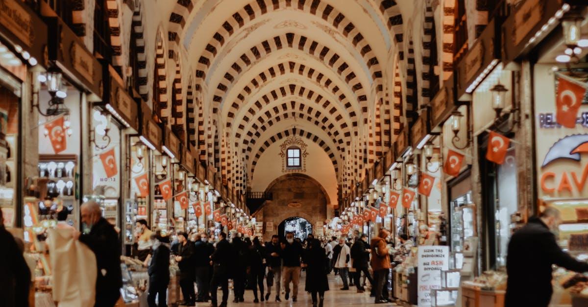 découvrez le grand bazaar, un véritable trésor du shopping où tradition et modernité se rencontrent. explorez des milliers d'articles uniques, des souvenirs artisanaux aux vêtements tendance, dans un cadre animé et chaleureux. ne manquez pas cette expérience inoubliable !