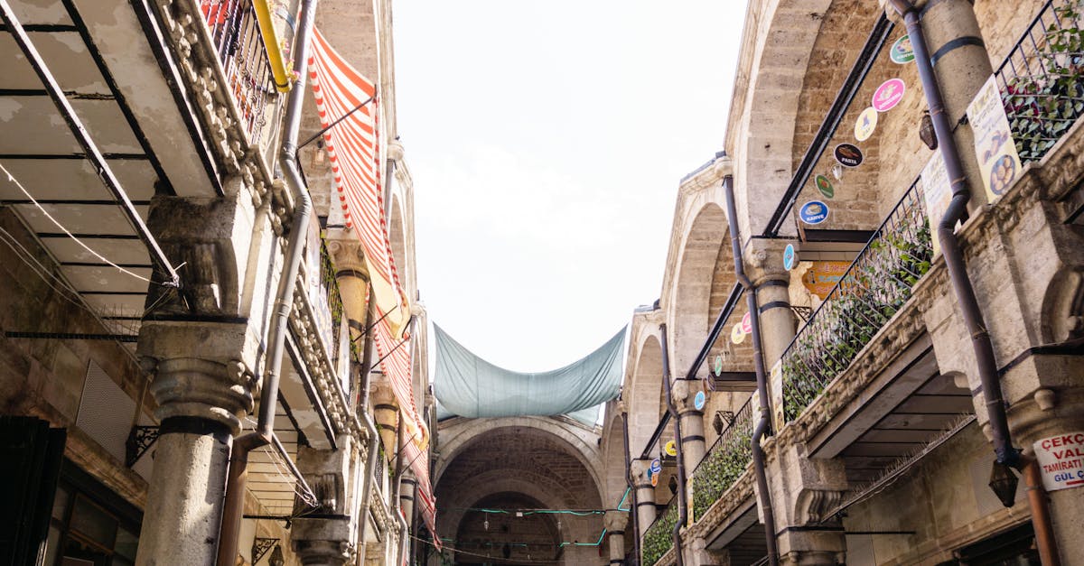 découvrez le grand bazaar, un véritable labyrinthe de boutiques où tradition et modernité se rencontrent. explorez des souvenirs uniques, des vêtements artisanaux et des spécialités culinaires, le tout dans une atmosphère vivante et colorée.