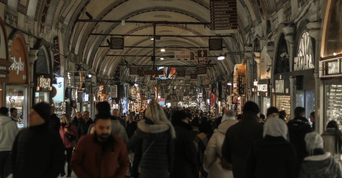 découvrez le grand bazaar, un marché historique regorgeant de trésors uniques, d'artisanat local et de saveurs authentiques. promenez-vous parmi des étals colorés et laissez-vous séduire par l'atmosphère vibrante de ce lieu emblématique.