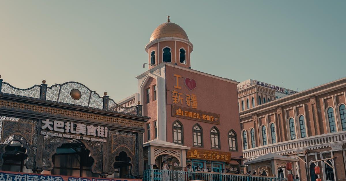 découvrez le grand bazaar, un lieu emblématique où tradition et modernité se rencontrent. parcourez des allées pittoresques remplies d'articles artisanaux, de textiles colorés et de délices culinaires. plongez dans l'atmosphère vibrante de ce marché incontournable et dénichez des trésors uniques lors de votre visite.