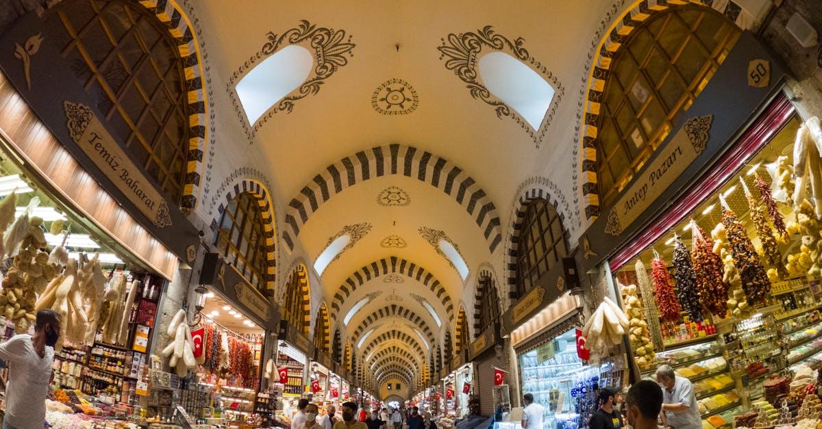 découvrez le grand bazaar, un véritable paradis pour les amateurs de shopping ! explorez des milliers de boutiques offrant des produits uniques, artisanaux et traditionnels. plongez dans une expérience de marché vivante avec des couleurs, des odeurs et des saveurs qui éveilleront vos sens. ne manquez pas l'occasion de dénicher des trésors dans ce lieu emblématique.