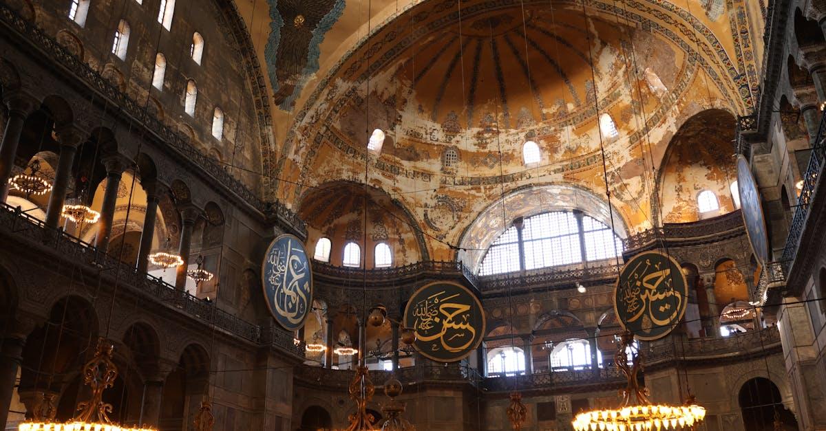 découvrez la majesté de la hagia sophia, un chef-d'œuvre architectural situé à istanbul. ancienne basilique, mosquée et agora, cet édifice emblématique vous plonge dans l'histoire fascinante de l'empire byzantin et de l'empire ottoman. explorez ses mosaïques éblouissantes et son immense dôme, symbole de la grandeur de la culture et de la foi.