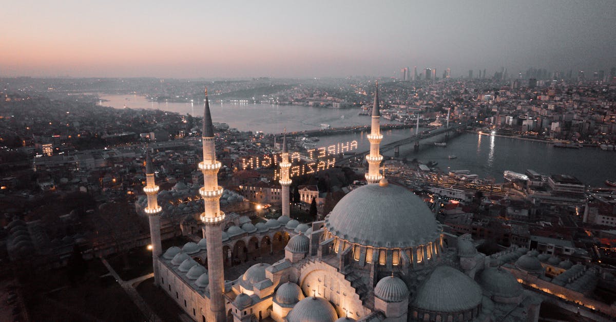 découvrez la majesté de la hagia sophia, un symbole emblématique de l'architecture byzantine et ottomane. plongez dans l'histoire fascinante de ce monument, autrefois cathédrale puis mosquée, aujourd'hui musée, qui illustre l'héritage culturel et artistique d'istanbul.