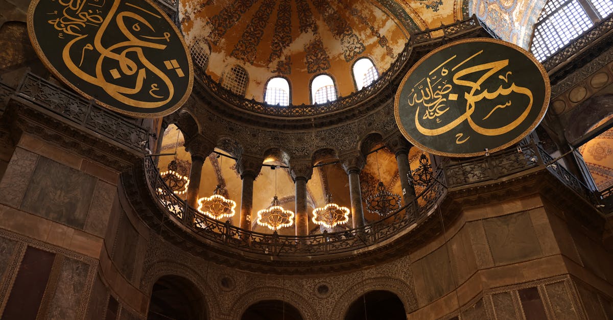 découvrez la majesté de la hagia sophia, un emblème architectural d'istanbul, alliant histoire byzantine et héritage ottoman. explorez son interior éblouissant et plongez dans des siècles de culture et de spiritualité.