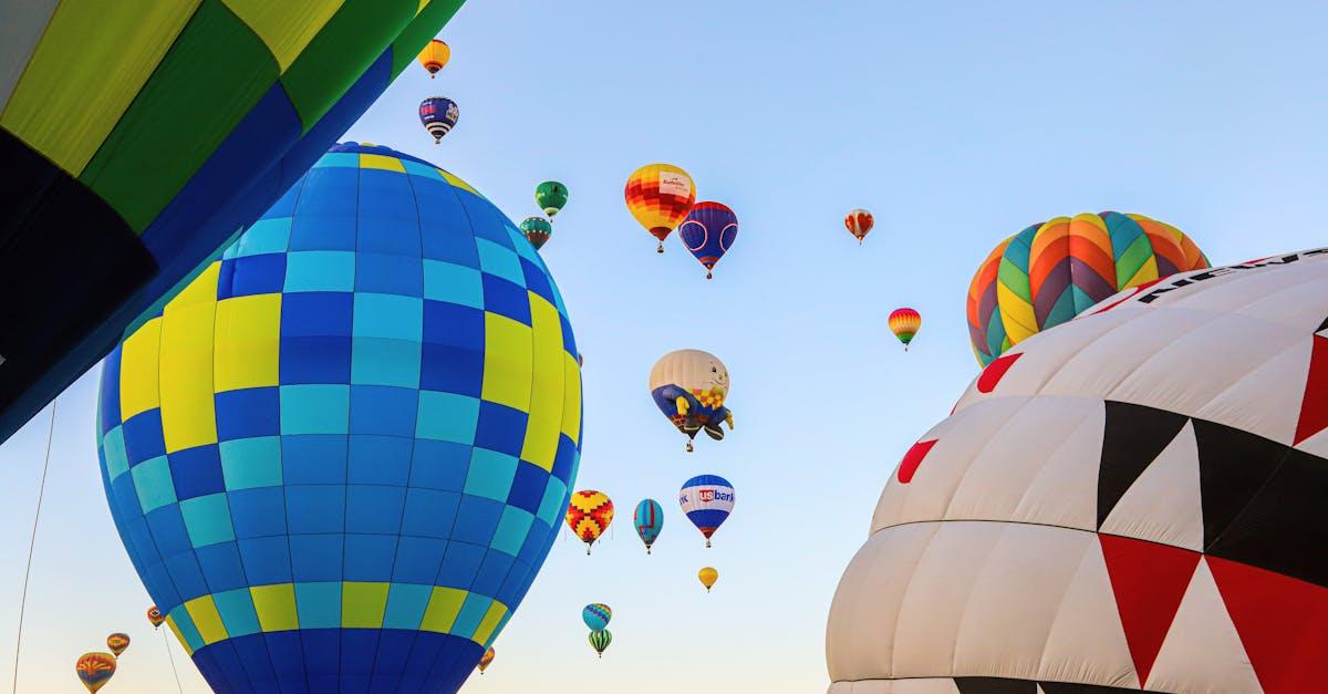 découvrez l'envoûtante expérience des montgolfières ! élevez-vous dans le ciel et admirez des paysages à couper le souffle tout en vivant des moments inoubliables. réservez votre vol en montgolfière maintenant et créez des souvenirs mémorables.