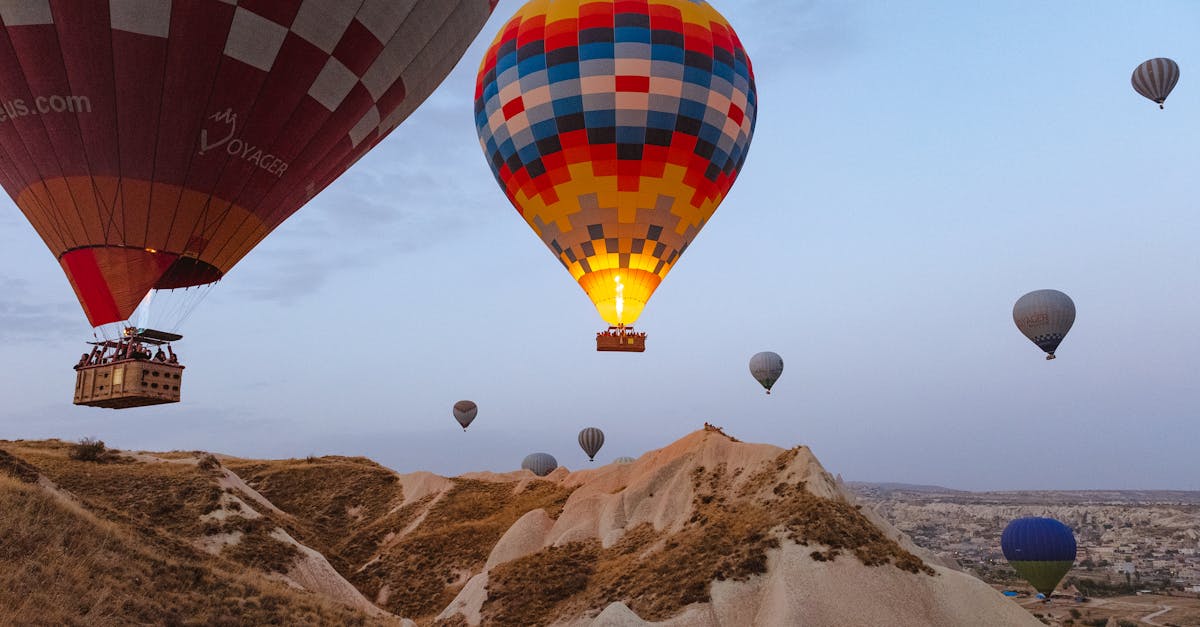 découvrez la magie des montgolfières ! volez au-dessus des paysages époustouflants et vivez une aventure inoubliable. idéal pour les amateurs d'air libre et les amoureux de la nature.