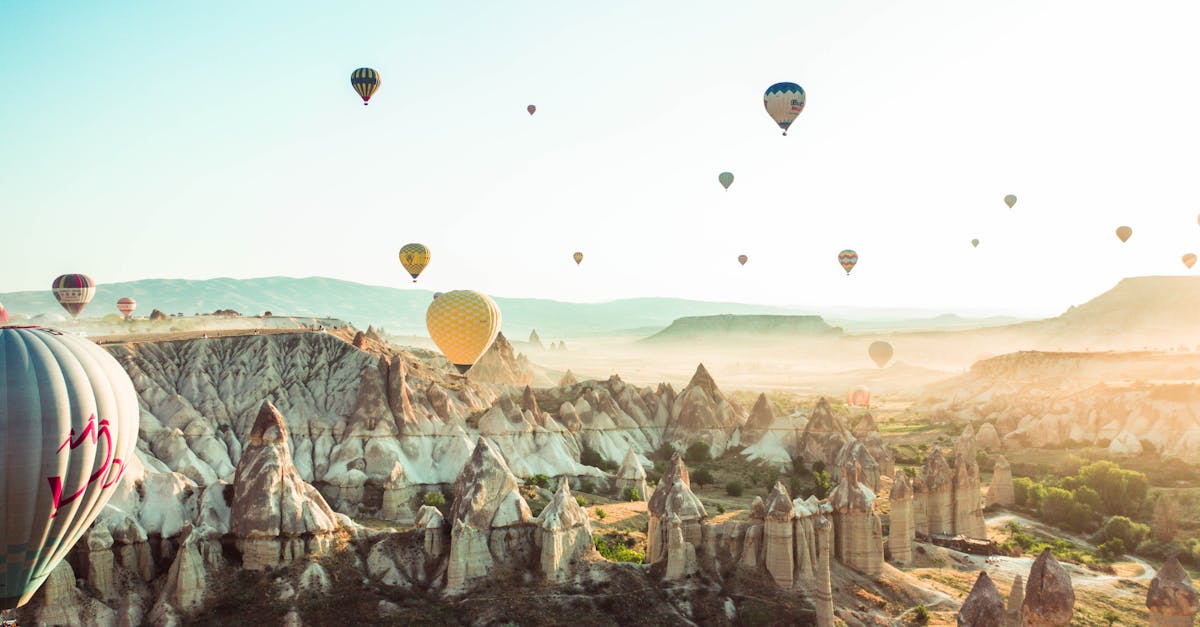 découvrez la magie des montgolfières et vivez une expérience inoubliable en survolant des paysages à couper le souffle. explorez l'univers fascinant des ballons à air chaud et laissez-vous porter par le vent.