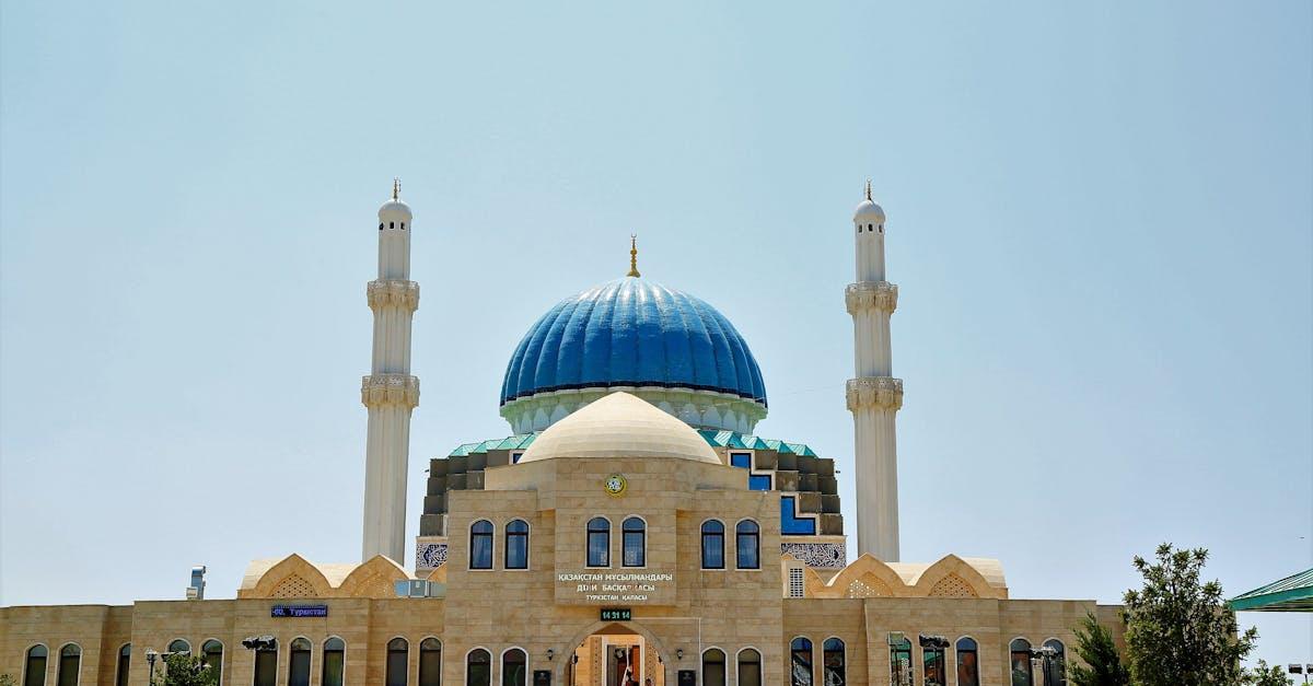 découvrez l'ince minare medrese, une magnifique école islamique du xiiie siècle à konya, en turquie. explorez son architecture fascinante, ornée de détails sculptés, et plongez dans l'histoire riche de cet emblématique monument.