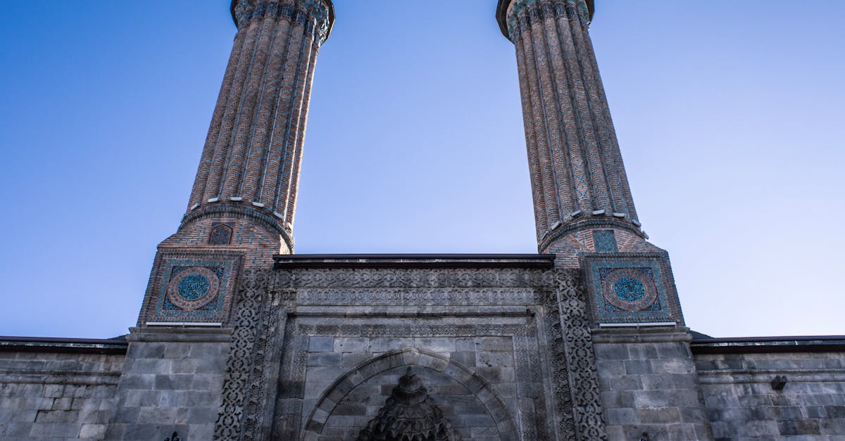 découvrez l'incroyable minare medrese, un magnifique exemple d'architecture historique, alliant beauté et richesse culturelle à travers ses détails fascinants et son histoire captivante.