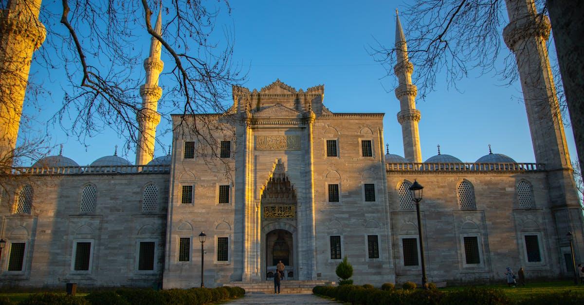 découvrez l'importance de l'islam en turquie, son influence sur la culture, l'architecture et la société. explorez les traditions religieuses, les sites historiques et le rôle de la religion dans la vie quotidienne des turcs.