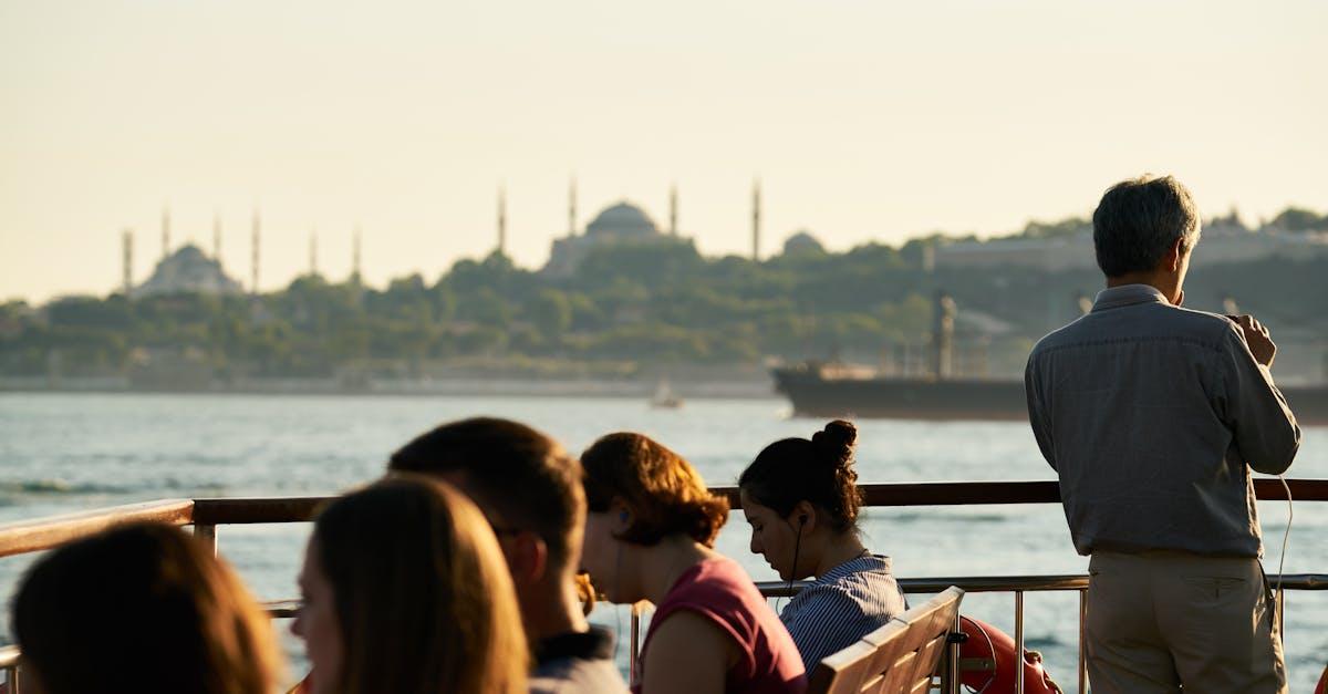 découvrez istanbul, la fascinante métropole où l'orient rencontre l'occident. explorez ses richesses culturelles, ses monuments historiques emblématiques comme la mosquée bleue et sainte-sophie, et plongez dans l'effervescence de ses bazars animés. un voyage inoubliable au cœur de l'âme turque vous attend.