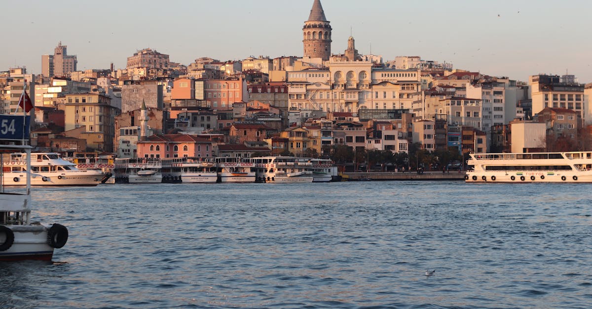 découvrez istanbul, la ville fascinante où l'orient rencontre l'occident. explorez son riche patrimoine historique, ses marchés animés, sa délicieuse cuisine et ses paysages époustouflants. une destination incontournable pour les voyageurs en quête d'aventure et de culture.