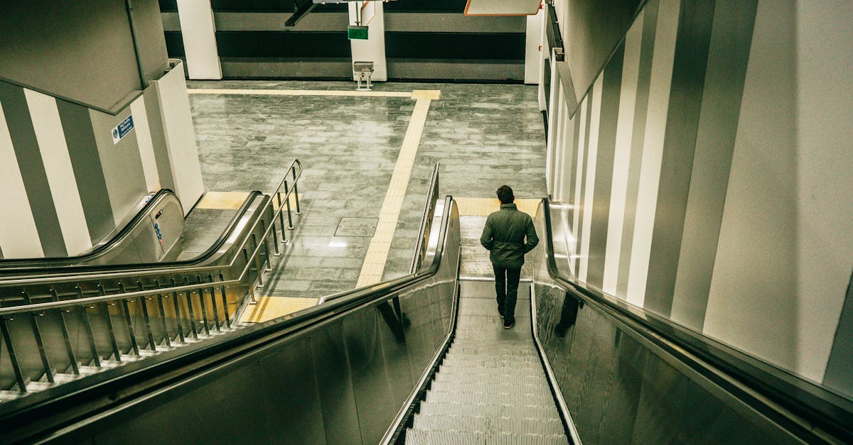 découvrez le métro d'istanbul, un moyen de transport rapide et efficace pour explorer cette ville historique. naviguez facilement à travers ses quartiers emblématiques, profitez d'un réseau moderne et connecté tout en admirant l'architecture unique de la métropole turque.