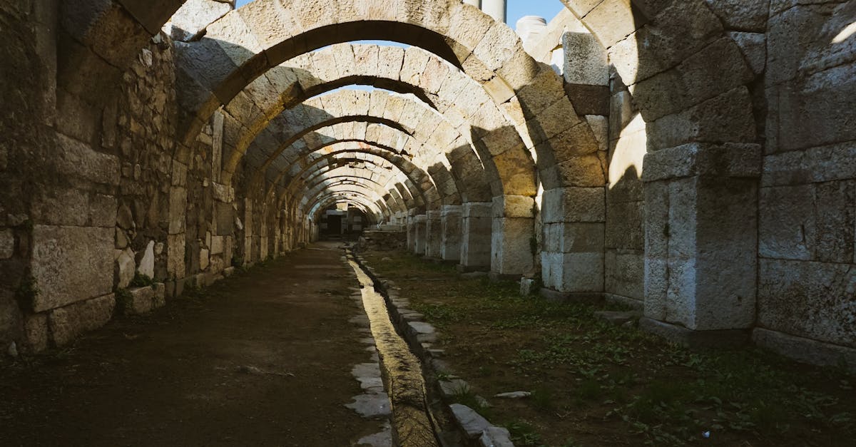 découvrez la ville d'izmir, un joyau de la côte égéenne de la turquie, alliant modernité et histoire. explorez ses sites archéologiques, ses marchés animés et sa délicieuse cuisine méditerranéenne, pour une expérience inoubliable au cœur d'une des plus belles villes turques.