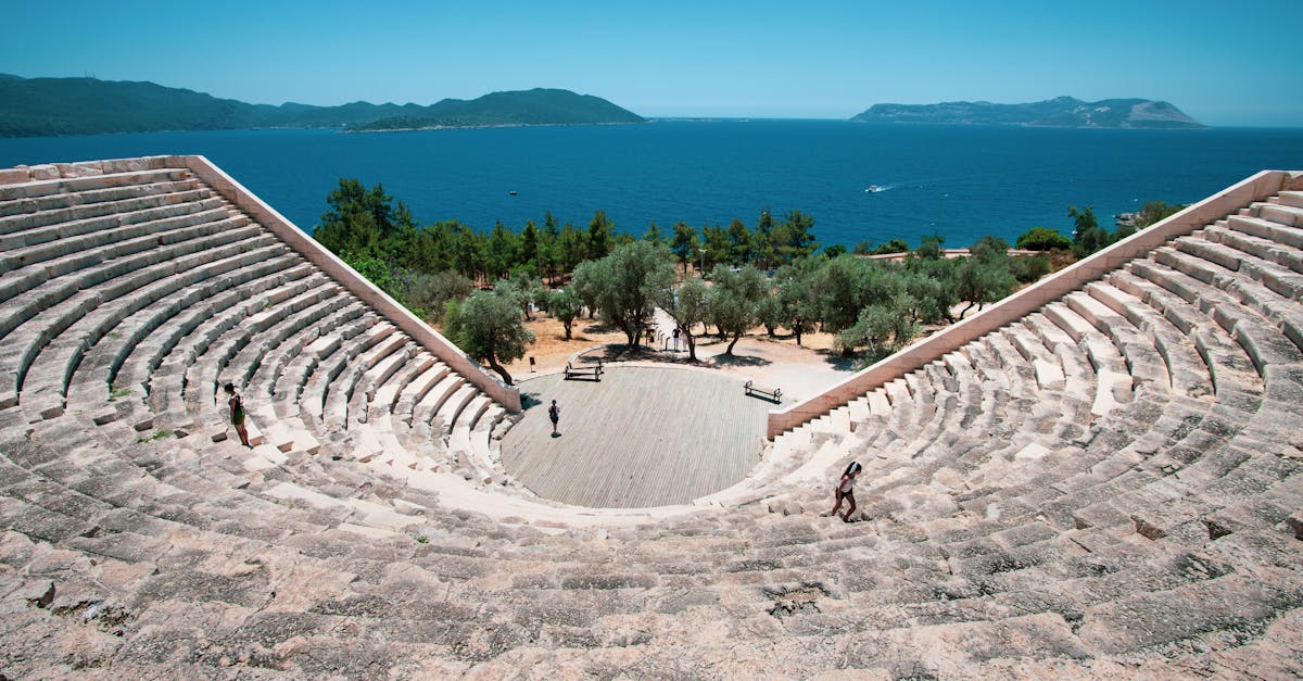 découvrez kaş, une charmante ville côtière de la turquie, célèbre pour ses plages paradisiaques, ses ruines anciennes et son ambiance paisible. explorez son riche patrimoine culturel et savourez la gastronomie locale dans un cadre enchanteur.