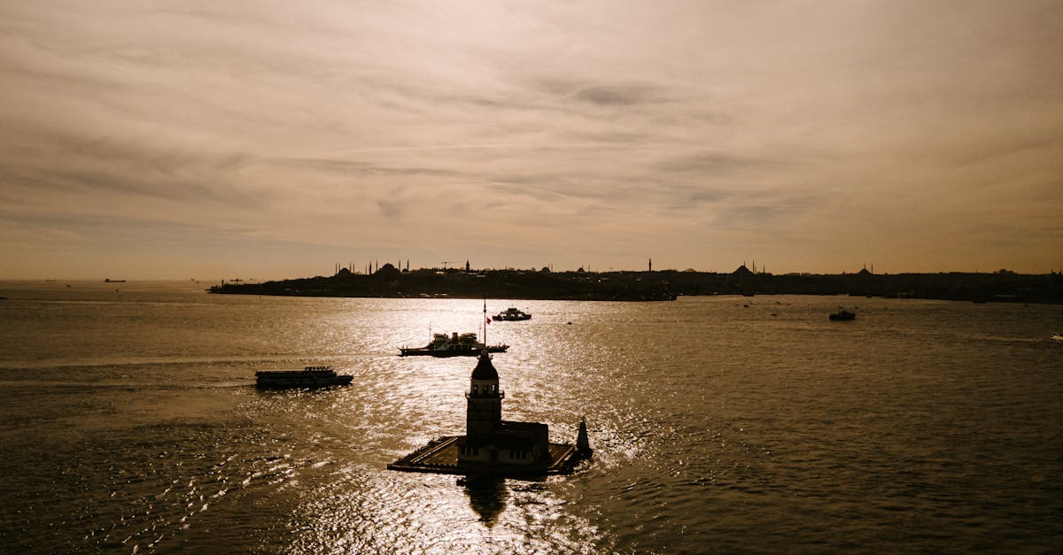 découvrez la beauté envoûtante de la mer de marmara, un écrin d'histoire et de paysages époustouflants entre l'europe et l'asie. partez à l'aventure à travers ses îles pittoresques, ses eaux cristallines et sa riche culture maritime.