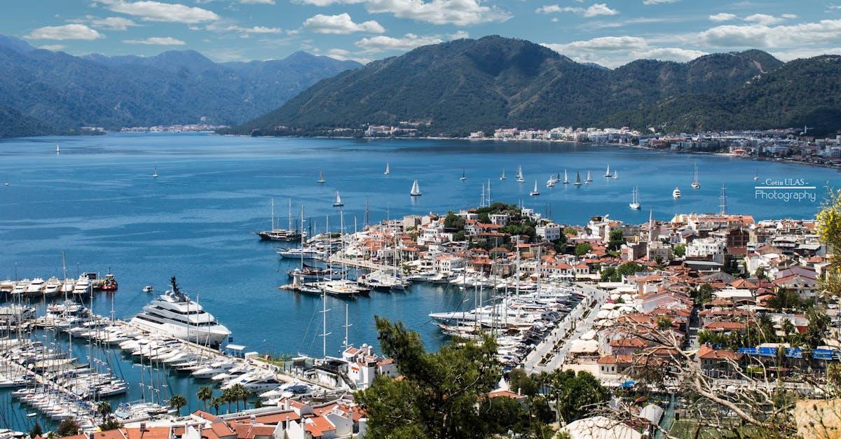 découvrez marmaris, une perle de la côte turque, alliant plages de sable fin, eaux cristallines et une vie nocturne animée. explorez les merveilles naturelles et culturelles de cette destination prisée des voyageurs en quête de détente et d'aventure.