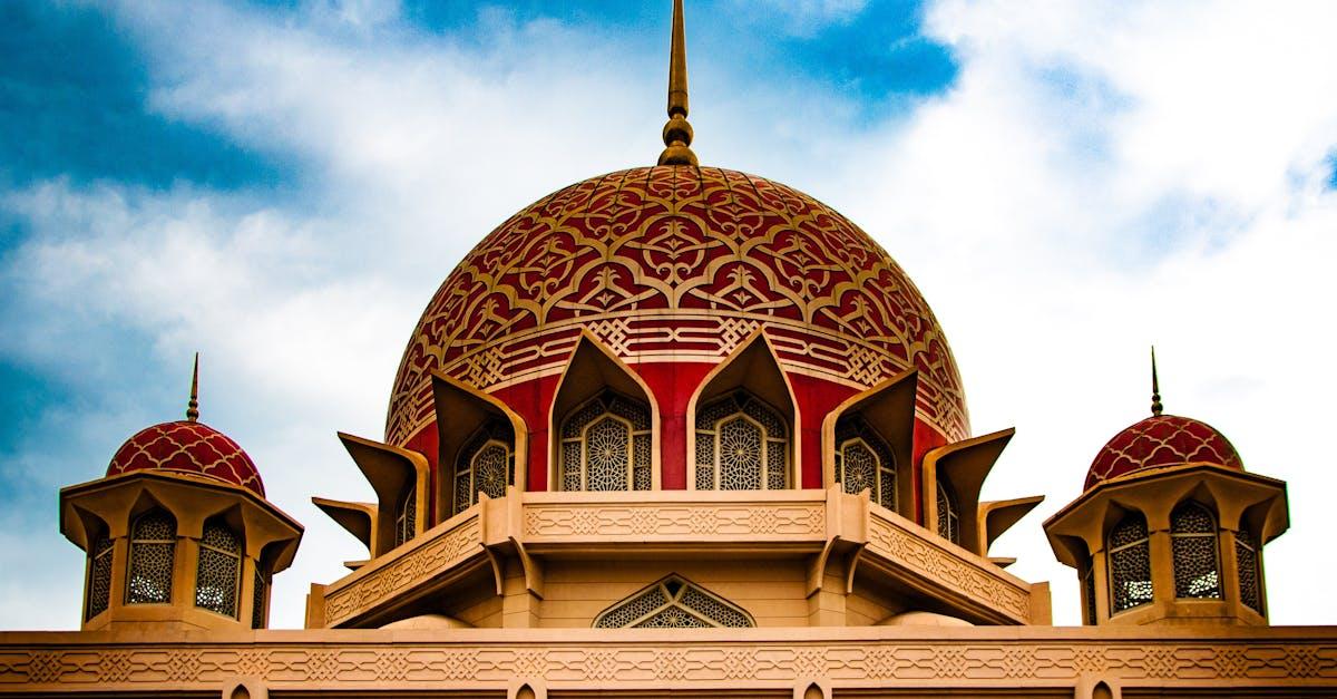 découvrez l'univers fascinant des mosquées, des lieux de culte emblématiques où l'architecture rencontre la spiritualité. explorez l'histoire, l'art et la culture qui les entourent, tout en comprenant leur importance dans la communauté musulmane à travers le monde.