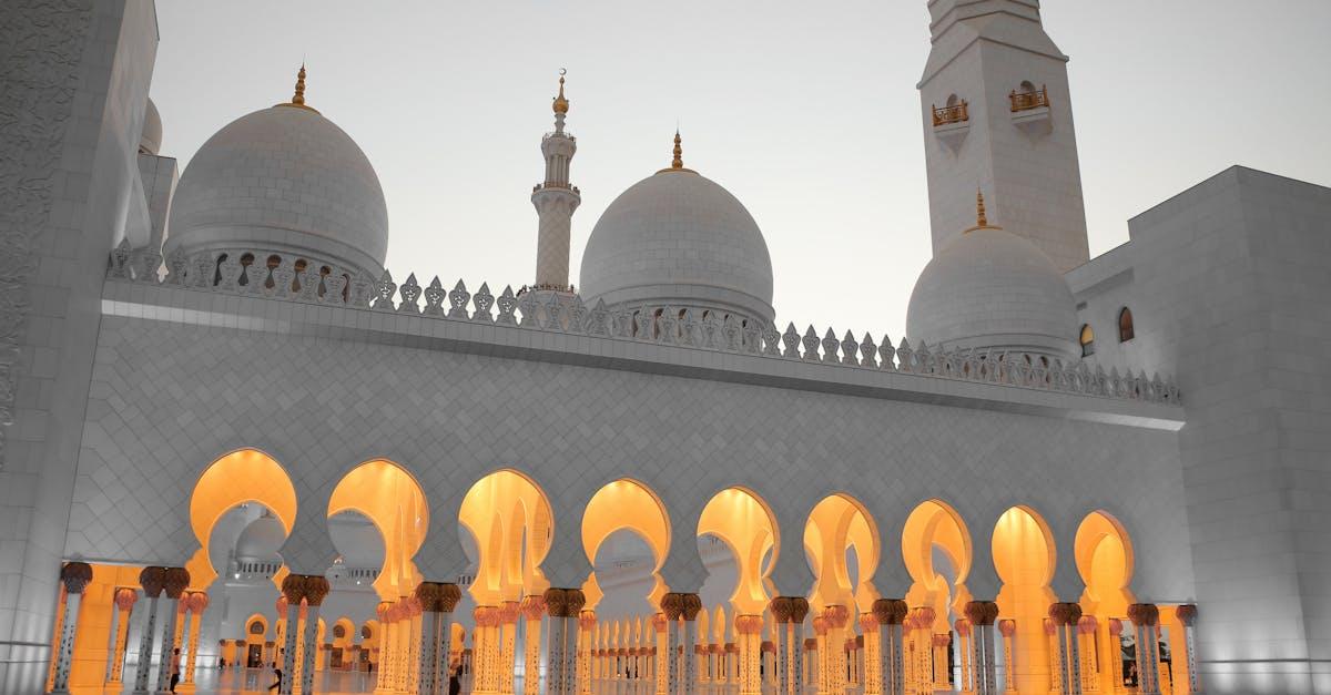 découvrez l'importance culturelle et spirituelle des mosquées, ces lieux de prière et de rassemblement pour les communautés musulmanes à travers le monde. explorez leur architecture, leur histoire et leur rôle dans la vie quotidienne des croyants.