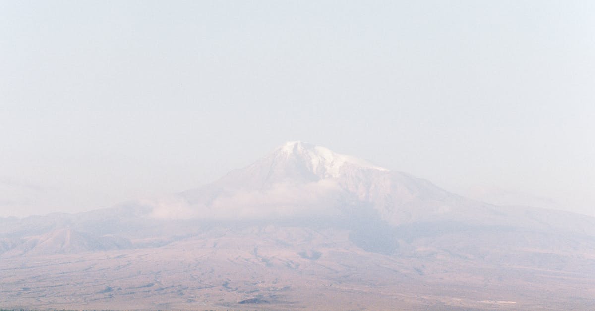 découvrez le mont ararat, symbole emblématique de l'arménie, célèbre pour sa majesté, son histoire mythologique et ses paysages à couper le souffle. explorez ses légendes, sa faune unique et ses sentiers de randonnée captivants.