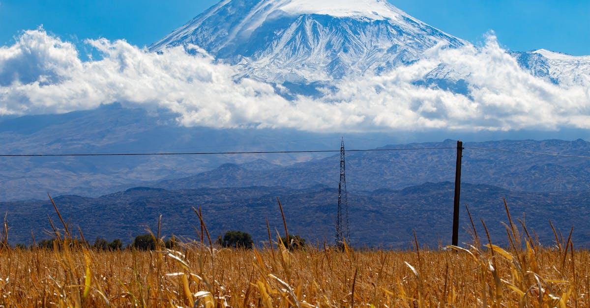 découvrez le mont ararat, emblématique sommet de la turquie, réputé pour sa beauté majestueuse et son importance historique. plongez dans les légendes, l'escalade et les paysages époustouflants qui entourent cette montagne sacrée, symbole de résistance et de mystère.