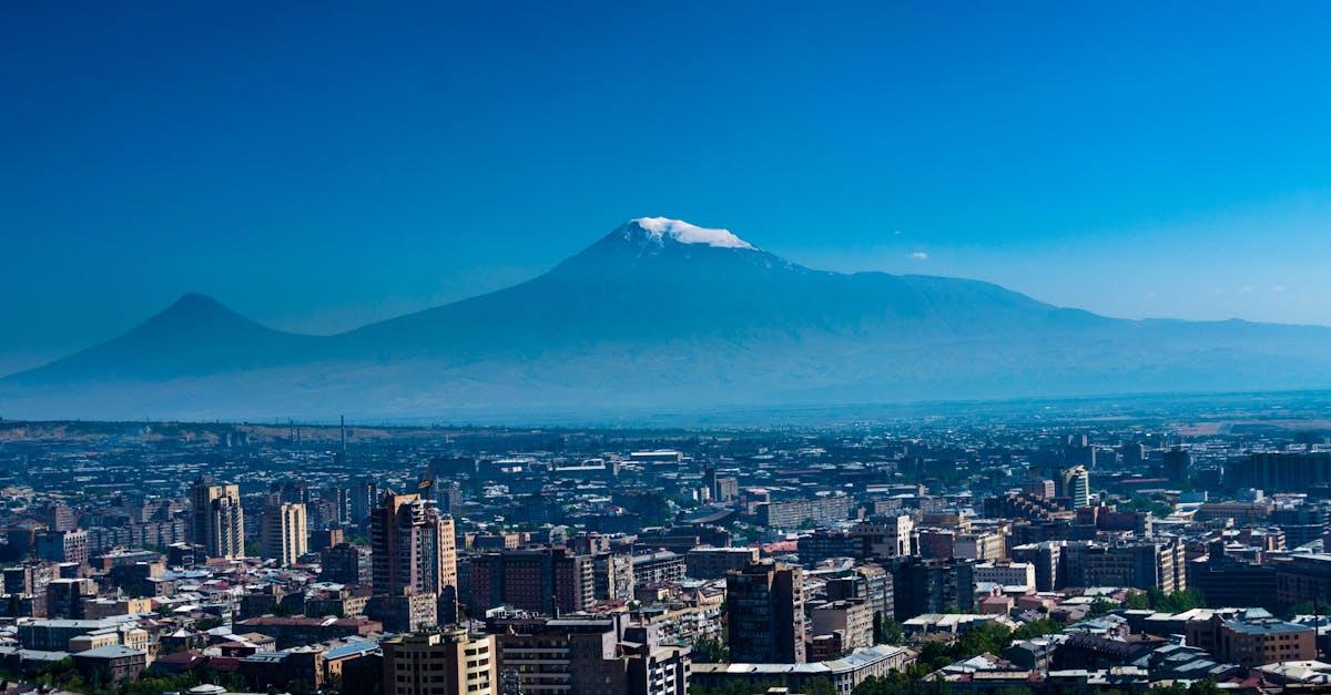 découvrez le mont ararat, sommet emblématique de la turquie, réputé pour sa majesté, sa riche histoire et son importance culturelle. explorez ses paysages à couper le souffle et plongez dans les légendes entourant cette montagne mythique, souvent associée à l'histoire de l'arche de noé.