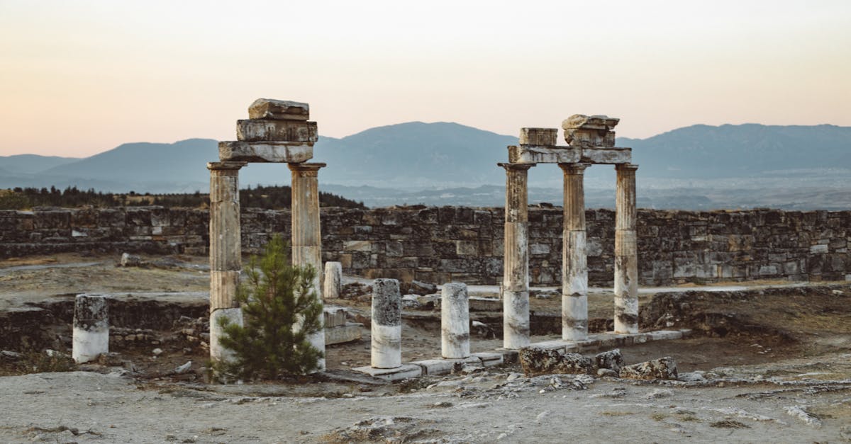 découvrez pamukkale, un site naturel exceptionnel en turquie, célèbre pour ses terrasses de travertin blanc et ses eaux thermales chaudes. explorez ses paysages uniques, ses ruines anciennes et laissez-vous envoûter par la beauté et la sérénité de ce patrimoine mondial de l'unesco.