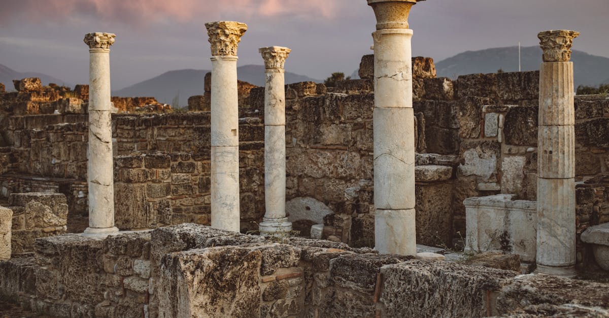 découvrez pamukkale, en turquie, célèbre pour ses terrasses de travertin blanches et ses sources thermales. plongez dans l'histoire en visitant les ruines de hiérapolis et profitez de paysages époustouflants.