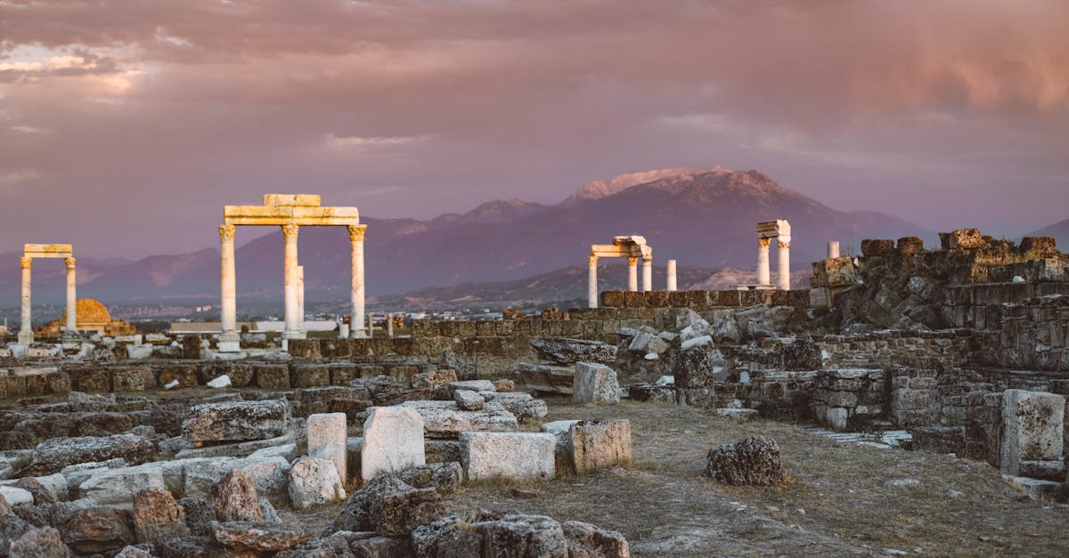 découvrez pamukkale, une merveille naturelle en turquie célèbre pour ses terrasses de travertin blanc et ses sources thermales. plongez dans un paysage unique, alliant détente et exploration historique, tout en admirant les vestiges de l'antique hiérapolis à proximité.