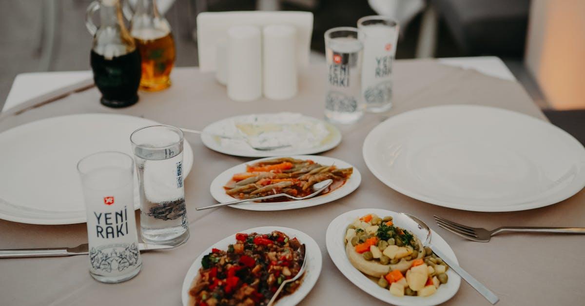 découvrez l'univers fascinant du rakı, cette boisson alcoolisée traditionnelle turque à base d'aneth et de raisin. apprenez tout sur son histoire, sa fabrication et comment l'apprécier lors de vos repas.