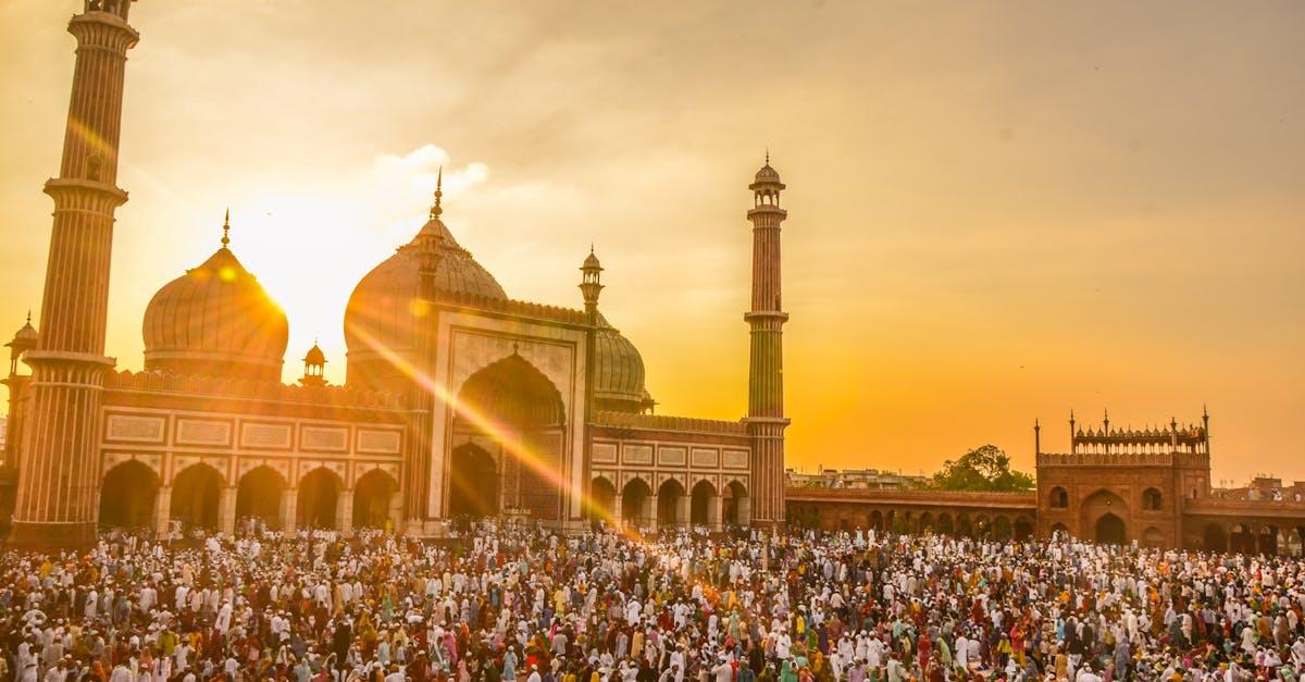 découvrez le ramadan, un mois sacré de jeûne, de prière et de réflexion spirituelle pour les musulmans du monde entier. plongez dans ses traditions, ses valeurs de solidarité et de partage, ainsi que son influence profonde sur la culture et la communauté.