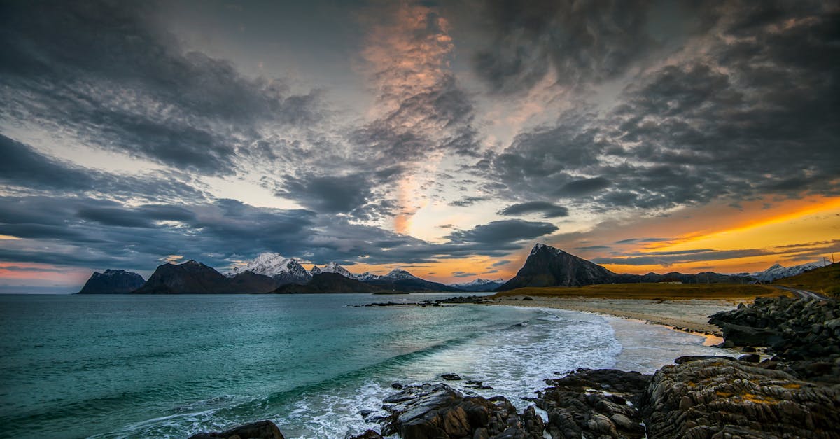 découvrez les magnifiques plages rocheuses, véritables joyaux naturels où le bruit des vagues se mêle à la beauté des paysages côtiers. idéales pour les amoureux de la nature et les adeptes de la photographie, ces plages offrent un cadre apaisant et des activités variées, de l'exploration des criques à la baignade. parfaites pour une escapade en dehors des sentiers battus.